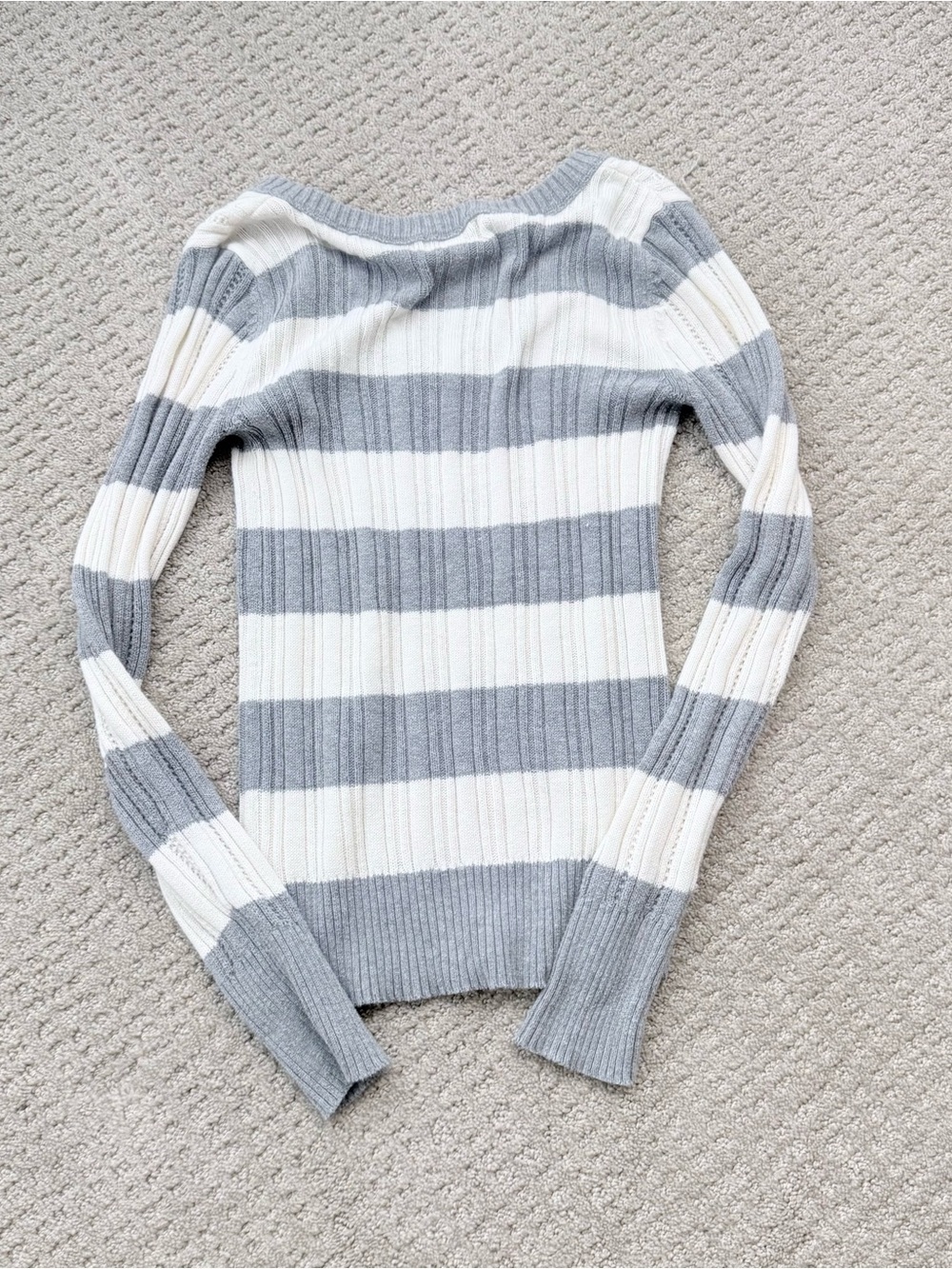 Y2K Arizona Jean Company Striped V-Neck Sweater in Gray and Cream - Picture 4 of 4